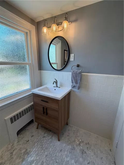 Bath - 39 Merry Mount Dr, Warwick, RI 02888 photo 3 of 4