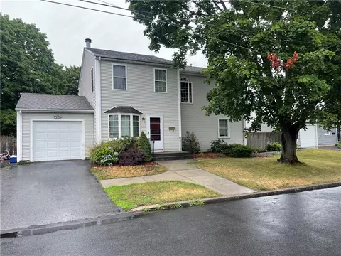 210 Pinecrest Dr, Pawtucket, RI 02861