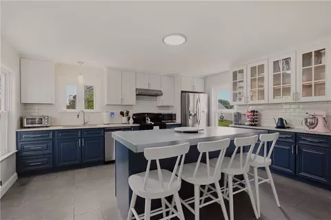 226 Turnpike Ave, Portsmouth, RI 02871