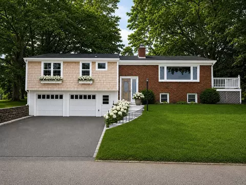 10 Johnnycake Ln, Portsmouth, RI 02871
