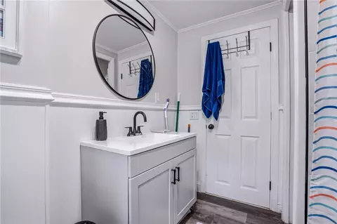 Bath - 5 Packard Ave, Warwick, RI 02886 photo 2 of 2
