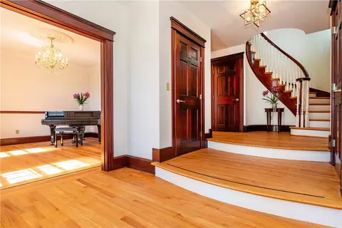 Entry Way - 73 Nottingham Dr, Scituate, RI 02831 photo 4 of 7