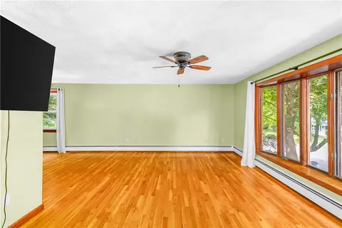Living - 133 Sage Dr, Warwick, RI 02886 photo 5 of 8