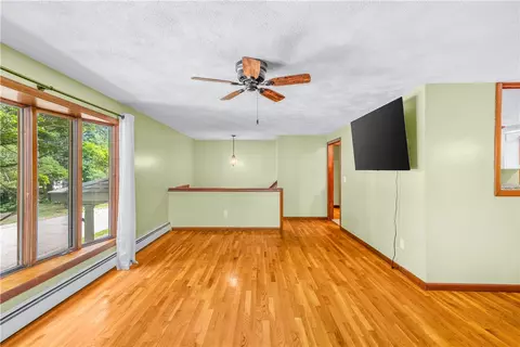 Living - 133 Sage Dr, Warwick, RI 02886 photo 4 of 8