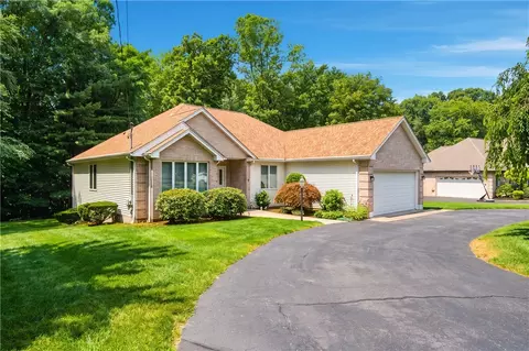 7 Foxwood Dr, Lincoln, RI 02865