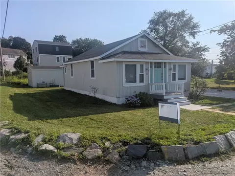 15 Water St, Portsmouth, RI 02871