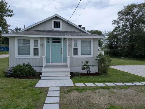 15 Water St, Portsmouth, RI 02871
