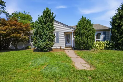 95 Uxbridge St, Cranston, RI 02920