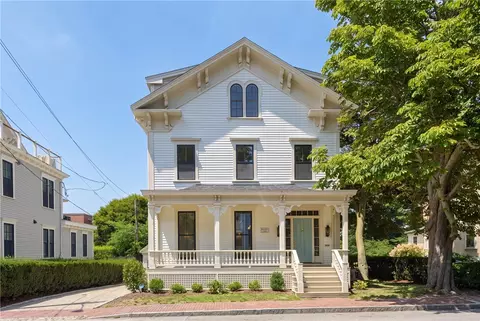 28 Mount Vernon St, Newport, RI 02840
