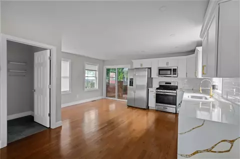 11 Baldwin Ct, Providence, RI 02907