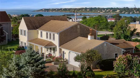 27 Ocean View Dr, Middletown, RI 02842