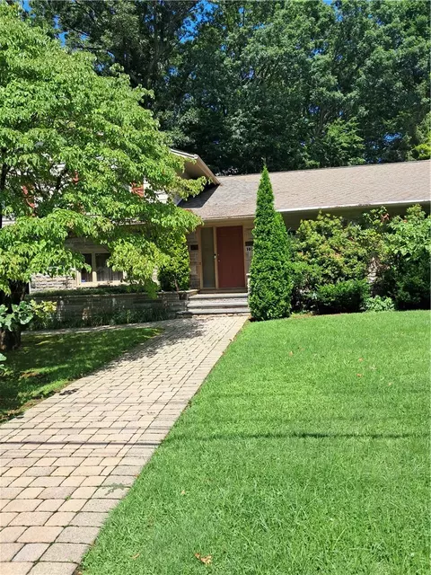 105 Summit Dr, Cranston, RI 02920