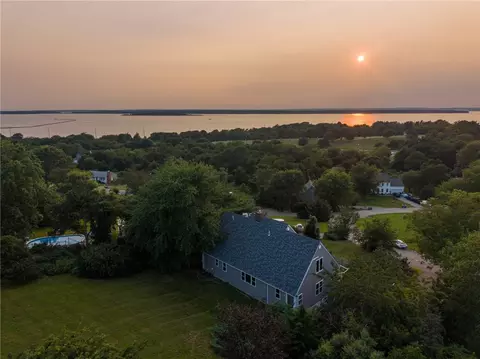 32 Jh Dwyer Dr, Middletown, RI 02842