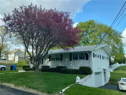 15 Spruce St, Manville, RI 02838