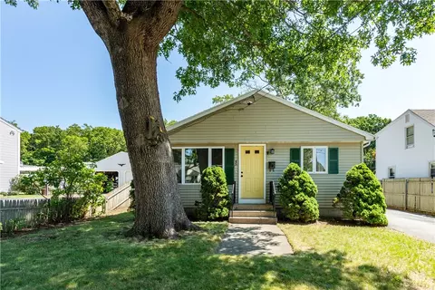 45 Brookdale Blvd, Pawtucket, RI 02861
