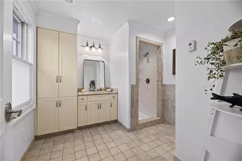 Bath - 19 Moonlight Dr, Westerly, RI 02891 photo 4 of 5