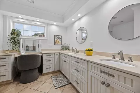 Bath - 19 Moonlight Dr, Westerly, RI 02891 photo 2 of 5