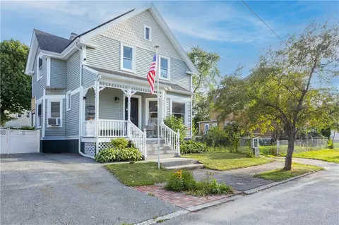 26 Oakland Ave, Cranston, RI 02910