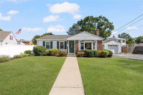 7 Woodbine St, Riverside, RI 02915