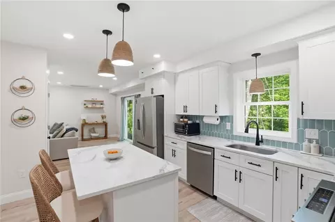 72 Wilbur Rd, Lincoln, RI 02865
