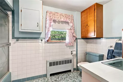Bath - 46 E St, Bristol, RI 02809 photo 2 of 2