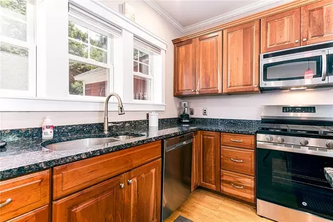 Kitchen - 265 Post Road Rd #4, Warwick, RI 02888 photo 3 of 4