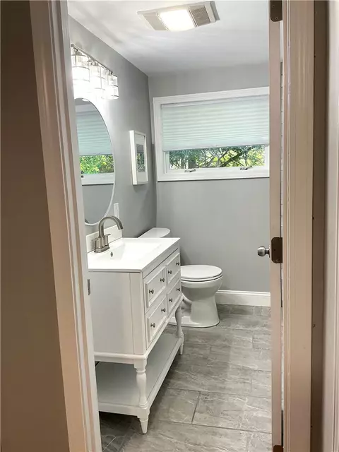 Bath - 132 Timberline Rd, Warwick, RI 02886 photo 4 of 6