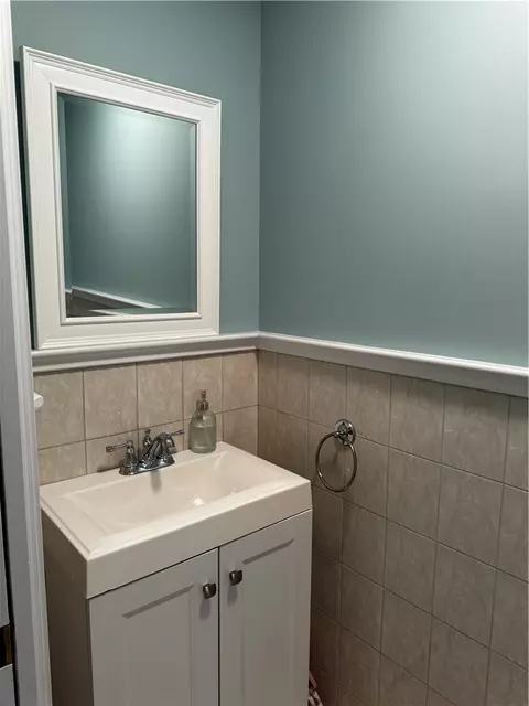 Bath - 272 Shore Rd #A, Westerly, RI 02891 photo 3 of 3