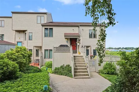 12 Sea Breeze Ln, Bristol, RI 02809