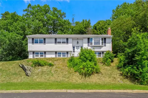 5 Allan Dr, Lincoln, RI 02865