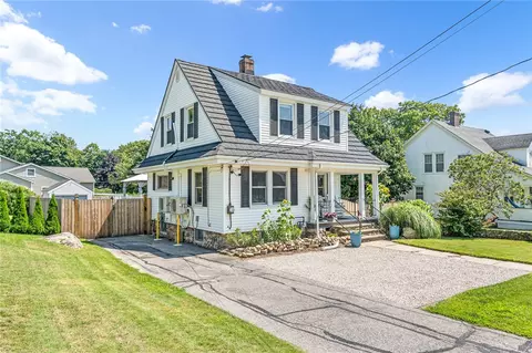 Exterior - 124 Beach St, Westerly, RI 02891 photo 2 of 8