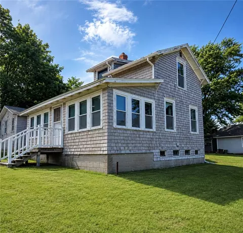 21 Holbrook Ave, Prudence Island, RI 02872