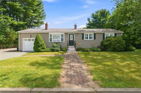 9 Eileen Dr, North Kingstown, RI 02852