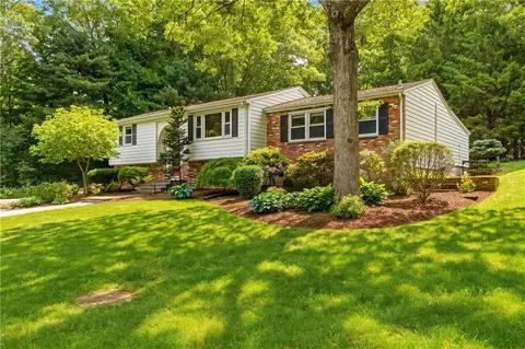 8 Ledgemont Dr, Lincoln, RI 02865