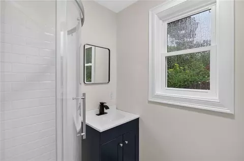Bath - 68 Uncas St, Warwick, RI 02889 photo 3 of 4