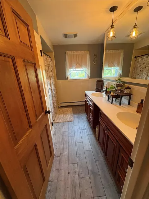 Bath - 31 Hamilton Hl, Glocester, RI 02814 photo 1 of 2