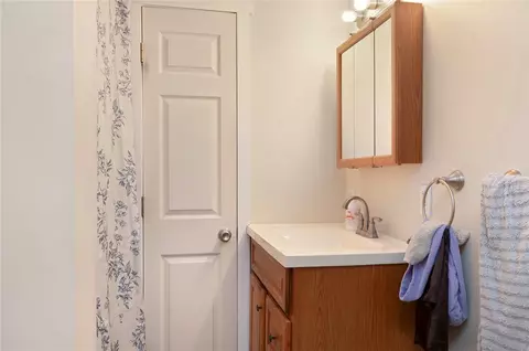 Bath - 10 Stone St, Coventry, RI 02816 photo 1 of 3