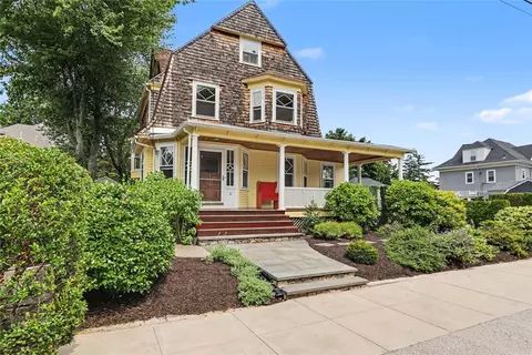 16 Hudson Pl, Cranston, RI 02905