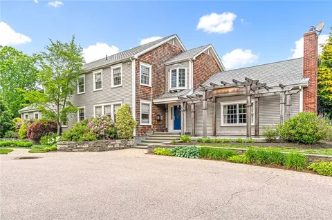 74 Oakwoods Dr, South Kingstown, RI 02879