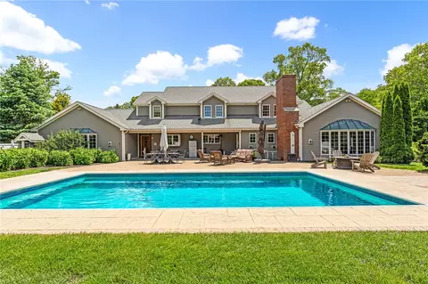 74 Oakwoods Dr, South Kingstown, RI 02879