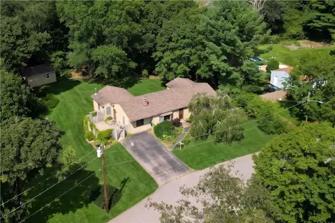 17 Crest Dr, North Kingstown, RI 02852