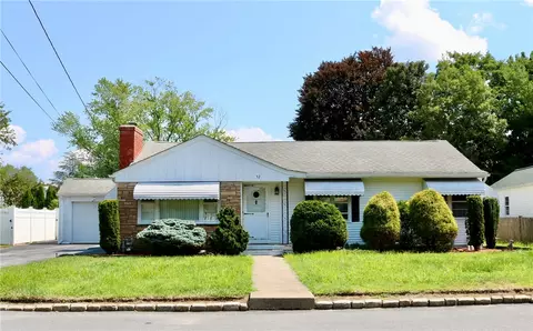 52 Kenyon Rd, Cranston, RI 02910