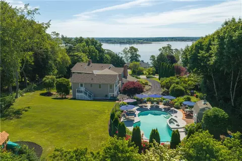 176 Heidi Dr, Portsmouth, RI 02871