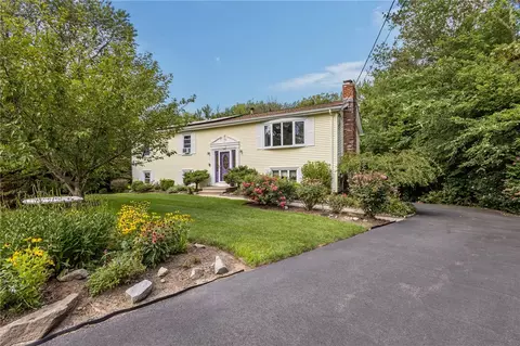 8 Eastward Dr, Lincoln, RI 02865