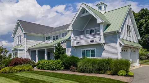 57 Strawberry Ln, Portsmouth, RI 02871