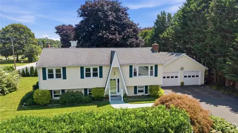 9 Therese St, Narragansett, RI 02882