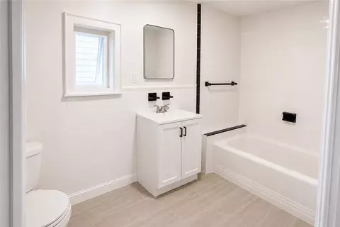 Bath - 55 Warren Ave, Warren, RI 02885 photo 1 of 1