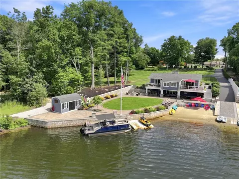 16 Countryside Dr, Johnston, RI 02919