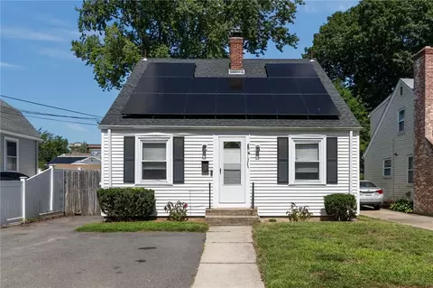 39 Wollaston St, Cranston, RI 02910