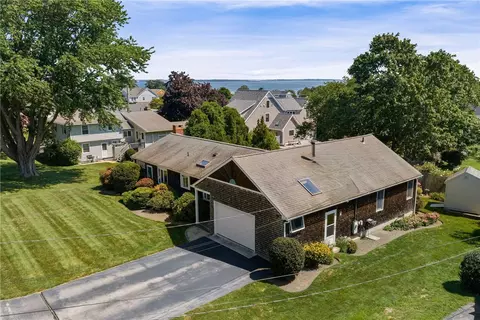 22 Noble St, Narragansett, RI 02882